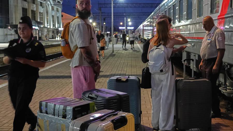 Un trabajador de marketing digital de 28 años, que decidió abandonar Rusia, se ve junto a sus pertenencias empacadas en una estación de tren en Krasnodar, Rusia. Pidió no ser identificado por motivos de seguridad.
