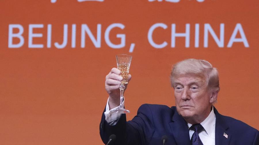 El presidente Donald Trump brinda durante una cena de Estado con el presidente chino Xi Jinping en el Gran Salón del Pueblo el jueves 14 de mayo de 2026 en Pekín.