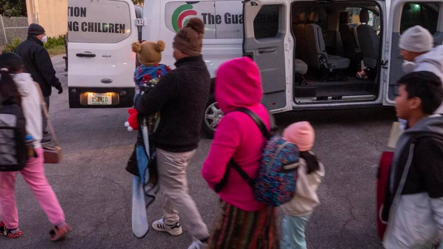 Niños que son ciudadanos de EU suben a una camioneta a principios de febrero antes de tomar un vuelo desde Fort Lauderdale, Florida, hacia Guatemala, para reunirse con sus padres quienes fueron deportados.