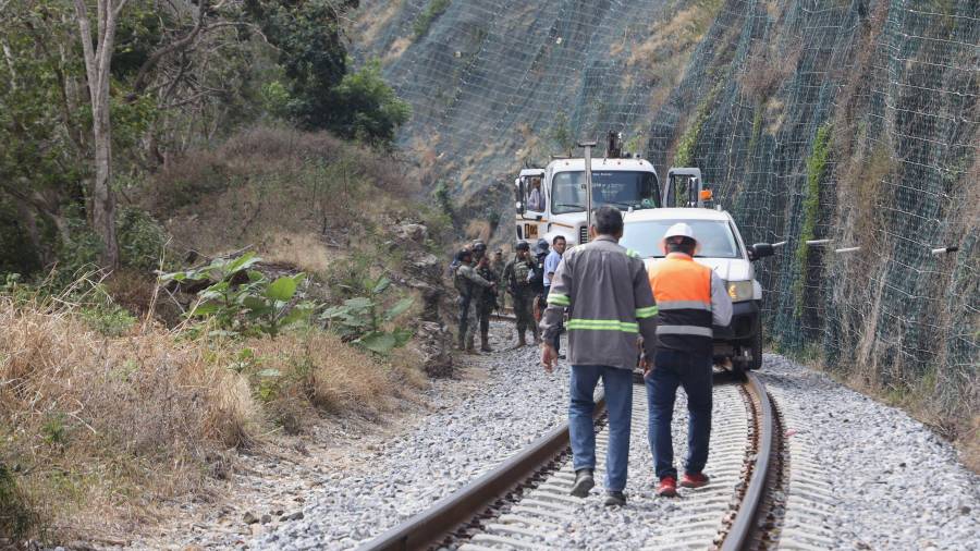 Hay una orden de aprehensión vigente en contra de otro maquinista que está prófugo de la justicia.
