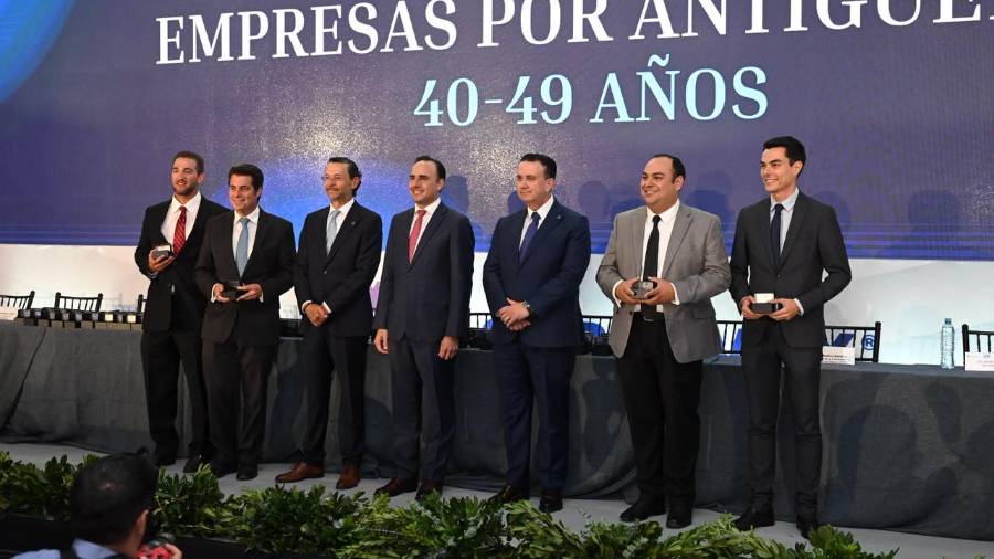 Dirigentes, autoridades locales y representantes del sector productivo celebraron el 90 aniversario de Coparmex Coahuila Sureste.