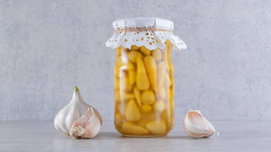 La mezcla de ajo con miel es común en remedios caseros.