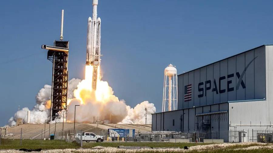 Un cohete pesado Falcon 9 de SpaceX despega desde el Centro Espacial Kennedy de Cabo Cañaveral, Florida.