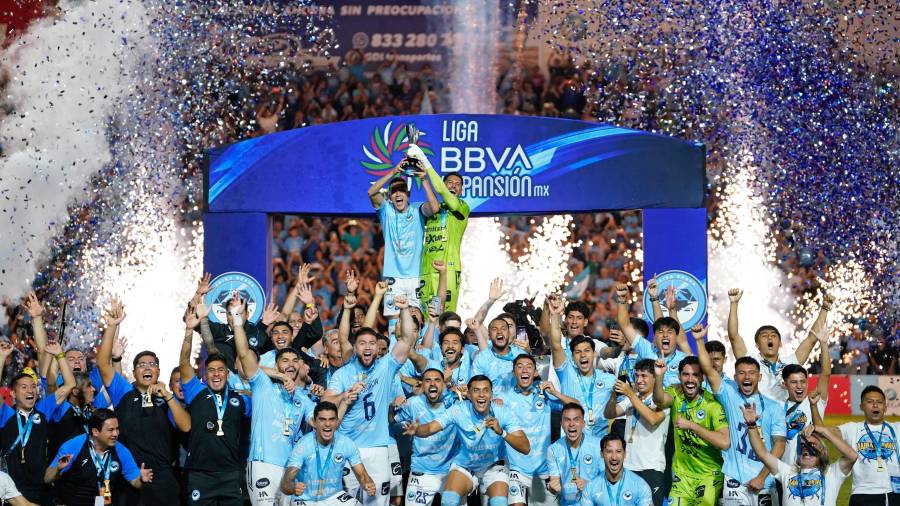Jugadores de la Jaiba Brava levantan el trofeo del Apertura 2025 de la Liga de Expansión MX.