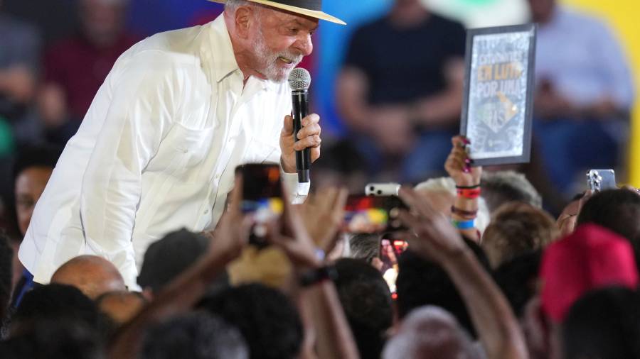 El presidente brasileño Luiz Inácio Lula da Silva habla ante sus simpatizantes durante la convención del Partido de los Trabajadores, donde fue confirmado como candidato presidencial del partido para las próximas elecciones en São Paulo, Brasil.