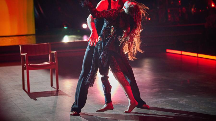 La soldado voluntaria Ruslana Danilkina, de 21 años, quien perdió una pierna en la guerra entre Rusia y Ucrania, y el coreógrafo Pavlo Semakin en el programa de televisión navideño “Dancing with the Stars”.