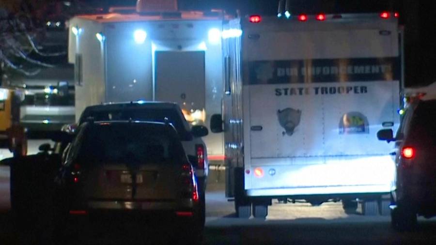 En esta captura de video, se ve a personal de los servicios de emergencia en la escena donde cayó un helicóptero policial en Flagstaff, Arizona, la noche del 4 al 5 de febrero de 2026. FOTO: