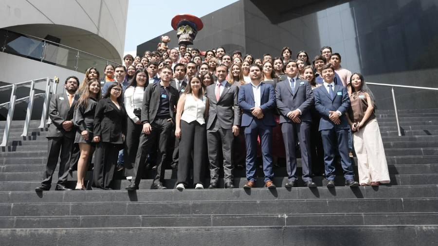 El senador Gabriel Elizondo convivió con estudiantes de Jurisprudencia de la UAdeC en las instalaciones del Senado.
