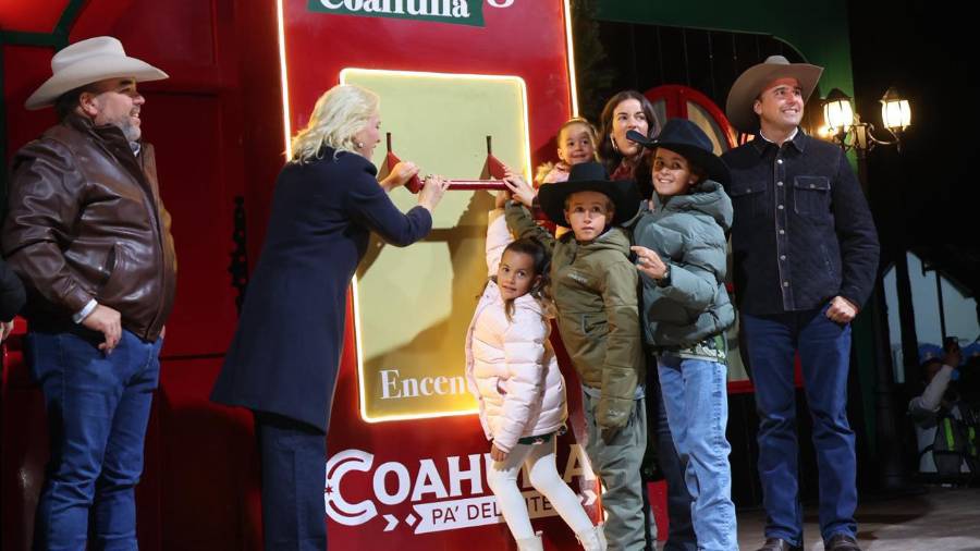 El gobernador Manolo Jiménez, acompañado de su esposa Paola Rodríguez y la alcaldesa de Múzquiz, Laura Patricia Jiménez, encienden el pino monumental de Villamagia Coahuila 2025.