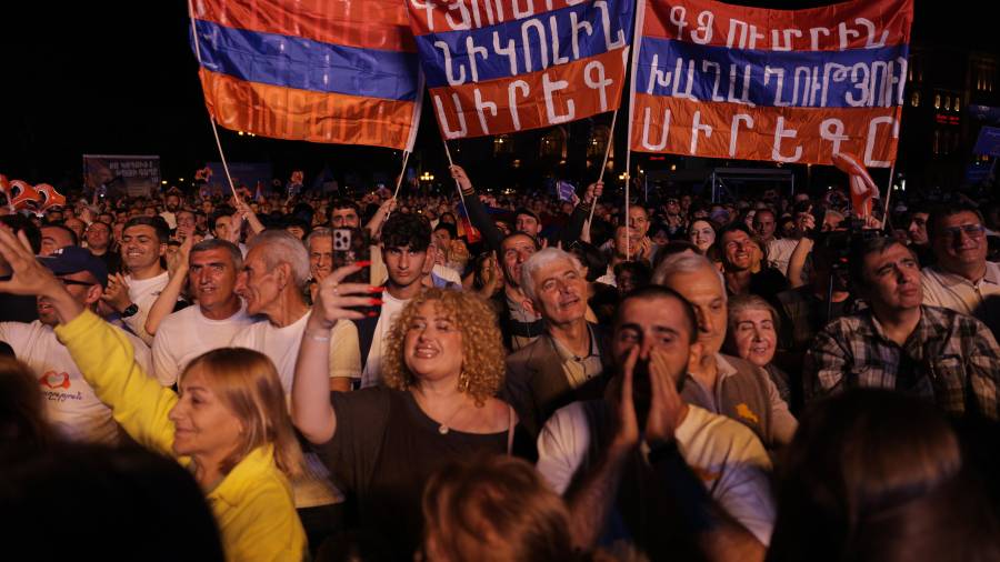 Simpatizantes del partido gobernante Contrato Civil de Armenia, liderado por el primer ministro Nikol Pashinyan, se congregan en la Plaza de la República en Ereván, Armenia.