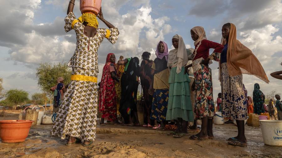 Mujeres y niños recogen agua al atardecer en el campamento de refugiados de Korsi en Birao, República Centroafricana, el 27 de marzo de 2026.