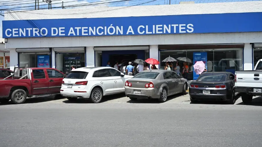 Usuarios hicieron fila bajo el sol este jueves para realizar el registro de sus líneas telefónicas en un centro de atención de Saltillo.