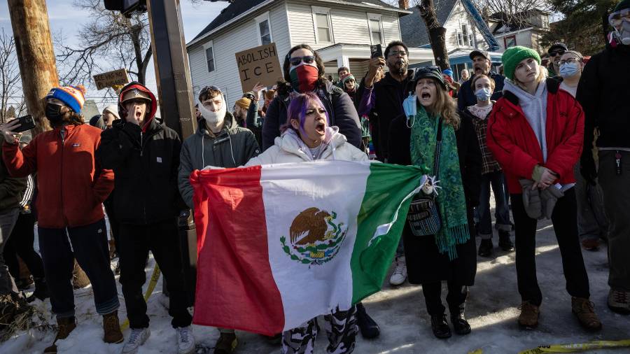 Manifestantes en Mineápolis protestan contra las acciones de los agentes del ICE tras la muerte de Renee Nicole Good, portando banderas y pancartas que exigen el fin de la agencia.