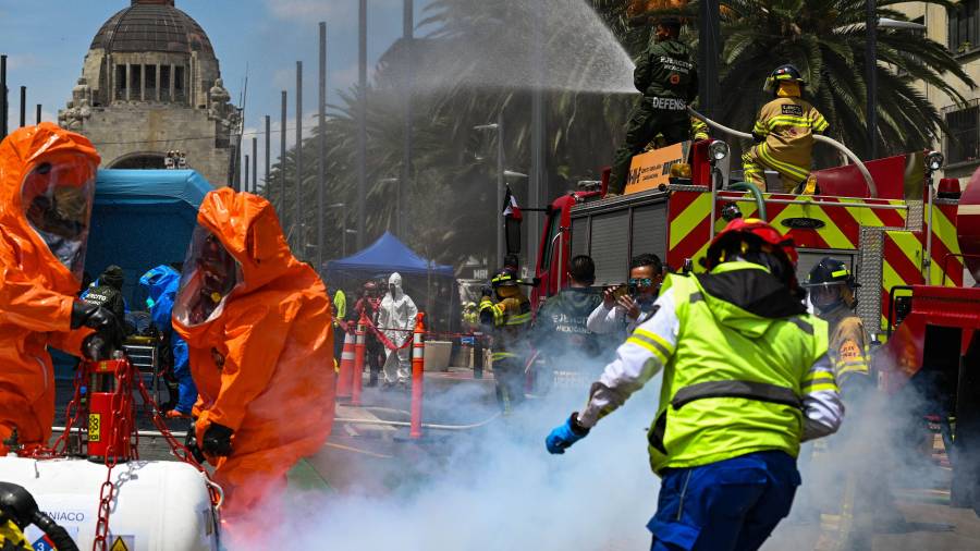 En CDMX se simuló un rescate en estructuras frente al Monumento a la Revolución, como parte del Segundo Simulacro Nacional 2026.