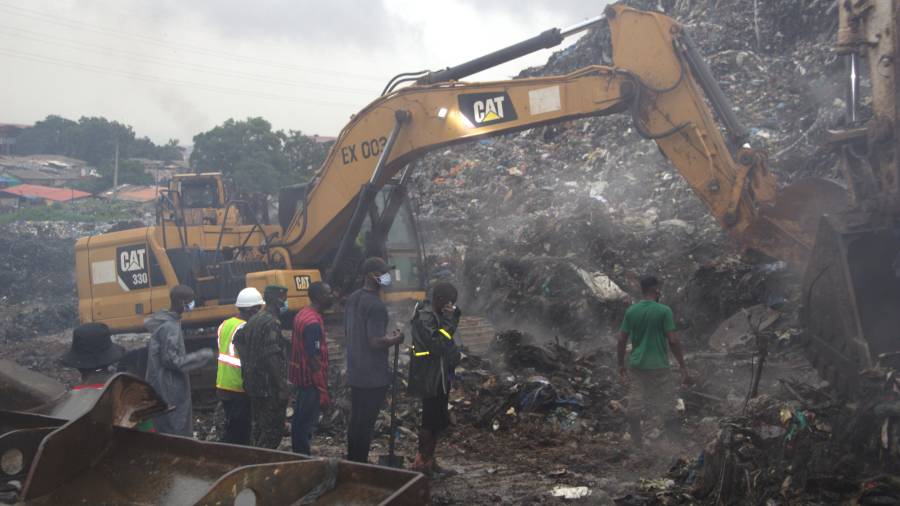 Equipos de rescate buscan a personas entre un montón de basura tras un deslave en el mayor vertedero de Conakri, Guinea, el domingo 23 de agosto de 2026.