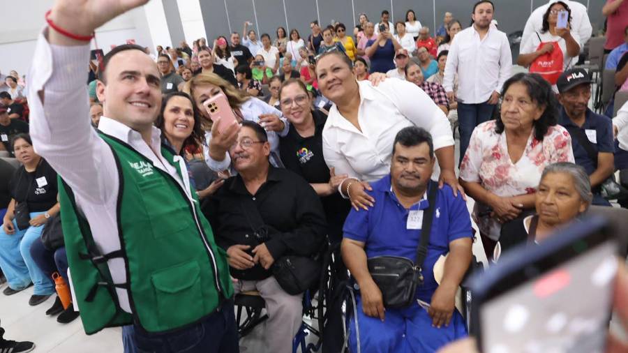 El gobernador Manolo Jiménez encabezó en Torreón la entrega de apoyos económicos del programa ”Veamos por la Discapacidad” para beneficiarios de la Región Laguna.