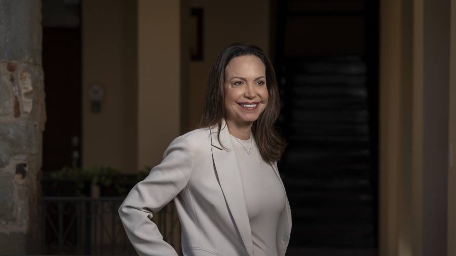 ARCHIVO — María Corina Machado en Panamá, antes de su regreso a Venezuela, el 14 de octubre de 2026. El retorno de Machado, la principal líder opositora de Venezuela, tras casi un año en el exilio, marca un punto de inflexión significativo en los esfuerzos de la administración Trump por controlar minuciosamente la política de este país rico en petróleo. (Nathalia Angarita/The New York Times)