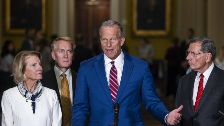 El líder de la mayoría del Senado estadounidense, John Thune (c), habla con los periodistas en el Capitolio de los Estados Unidos en Washington.