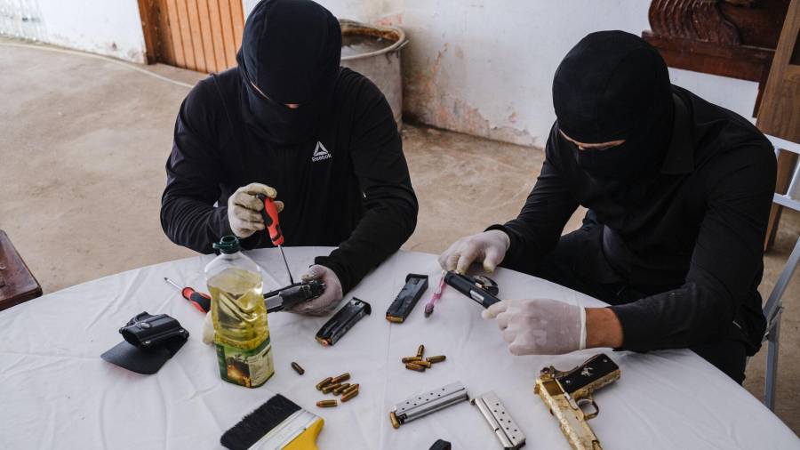 Miembros de la organización describen una “arquitectura invisible” donde los nombres de sus rivales eran entregados a la policía para su captura, mientras que el cártel recibía avisos anticipados sobre operativos militares y movimientos de las fuerzas federales.