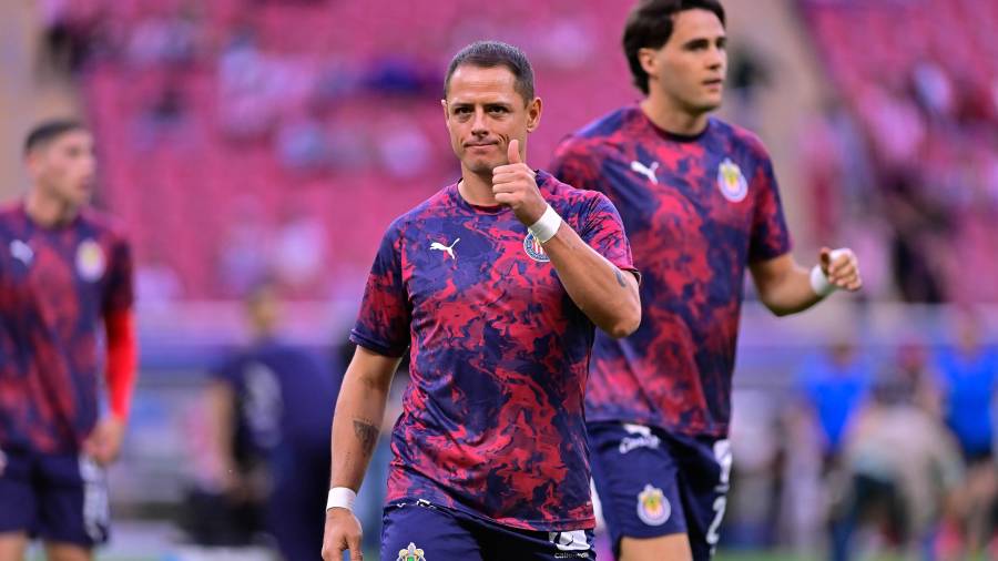Tras su salida de Chivas de Guadalajara, Javier Hernández analiza su siguiente movimiento profesional.