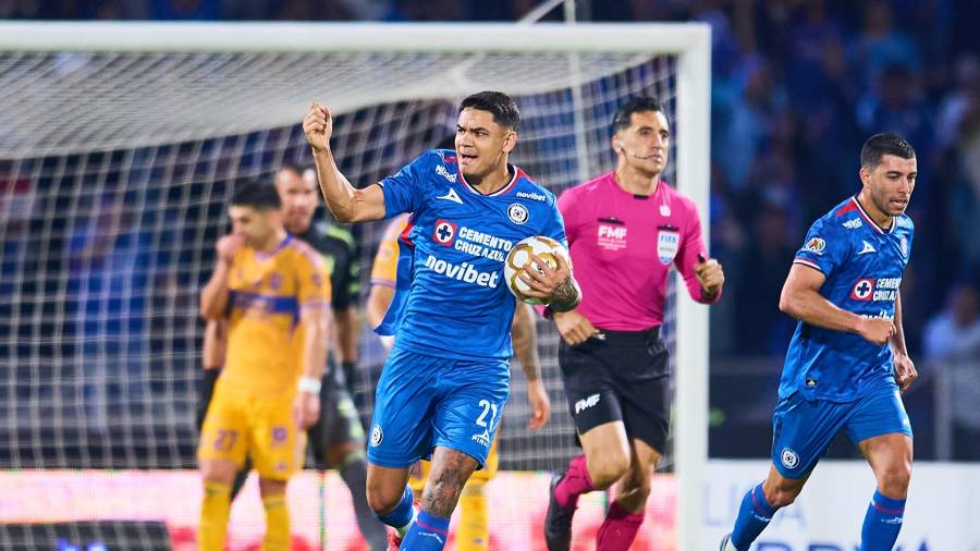 Gabriel Fernández anotó de penal el empate para Cruz Azul en el minuto 76.