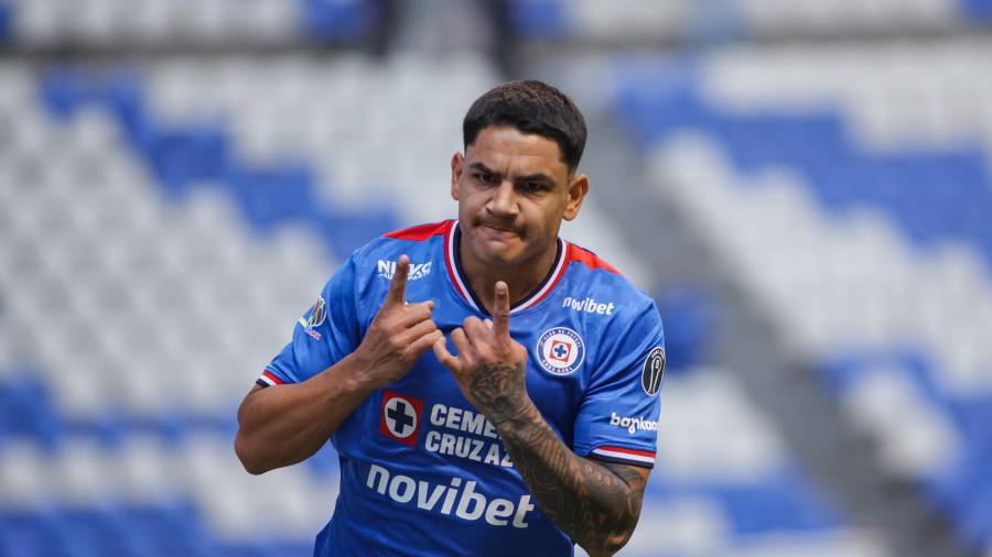 Gabriel “Toro” Fernández celebra el gol tempranero que abrió el camino del triunfo celeste.