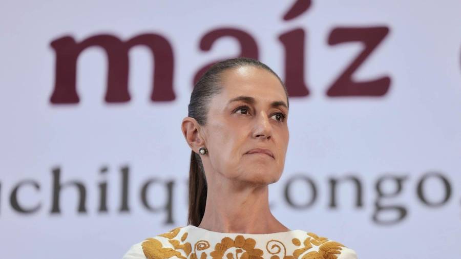 Ante las consignas de que mintió con la reforma, Sheinbaum dijo en voz baja “no mentí”