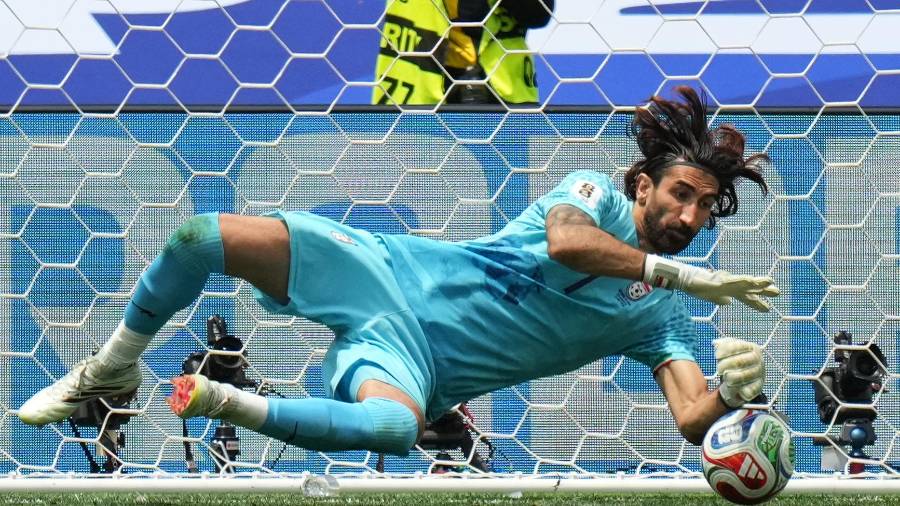 Alireza Beiranvand, portero de Irán, volvió a ser figura en el Mundial 2026 tras una vida marcada por la superación y récords Guinness.