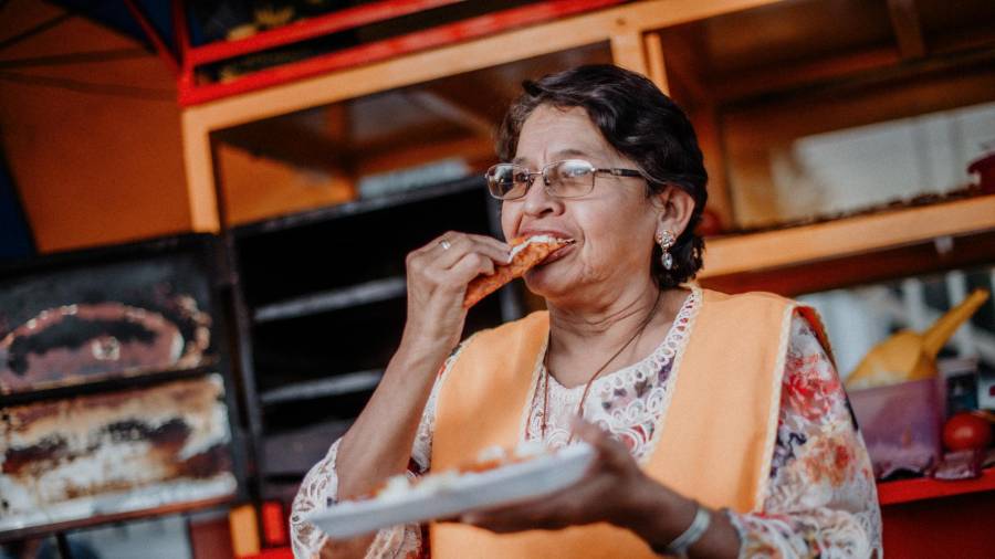 Por sus tortillas coloradas y su salsa verde picosita, todos van hasta Calzada Madero por Tacos Rojos Barrón.