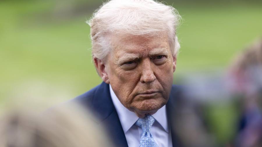 El presidente de Estados Unidos, Donald Trump, responde a una pregunta de los medios de comunicación mientras camina para abordar el Marine One en el jardín sur de la Casa Blanca en Washington, DC..