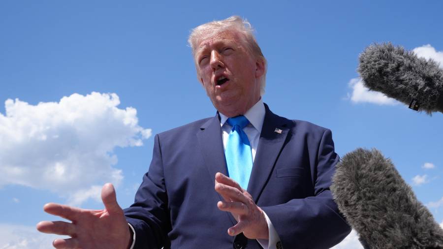 El presidente Donald Trump habla con la prensa tras regresar y bajar del Air Force One el miércoles 20 de mayo de 2026 en la Base Conjunta Andrews, Maryland.