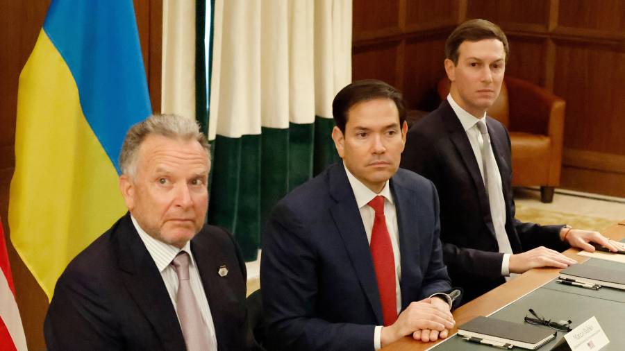 El enviado especial Steve Witkoff, izquierda, el secretario de Estado estadounidense Marco Rubio, centro, y Jared Kushner asisten a una reunión con funcionarios ucranianos el domingo 30 de noviembre de 2025 en Hallandale Beach, Florida. FOTO:
