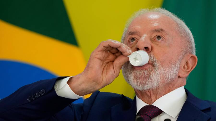 El presidente brasileño Luiz Inácio Lula da Silva toma un sorbo de café durante una rueda de prensa en Brasilia el 18 de diciembre del 2025. . (AP foto/Eraldo Peres)