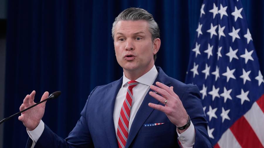 El secretario de Guerra de Estados Unidos, Pete Hegseth habla con miembros de la prensa este martes 5 de mayo para explicar la situación en Irán.