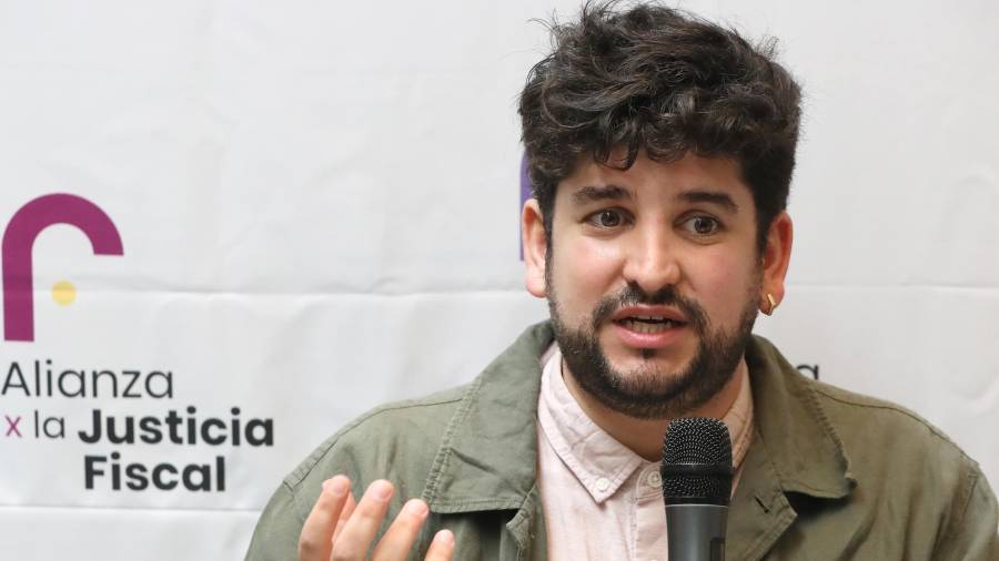 El coordinador de estrategia de justicia fiscal en Oxfam México, Diego Merla, habla durante una rueda de prensa en Ciudad de México.