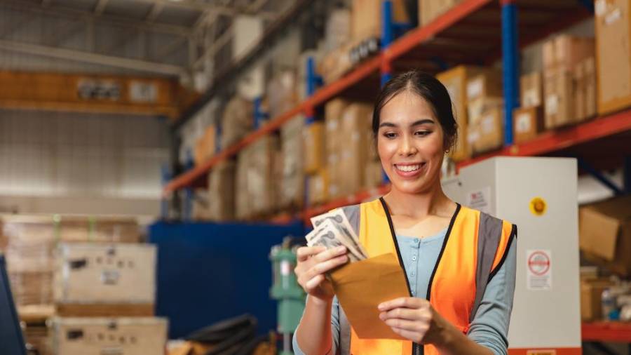 Diciembre se caracteriza por ser el mes cuando se paga el aguinaldo; sin embargo, los trabajadores no sólo recibirán esta prestación laboral, en caso de trabajar durante las fiestas, podrán recibir el pago extra.