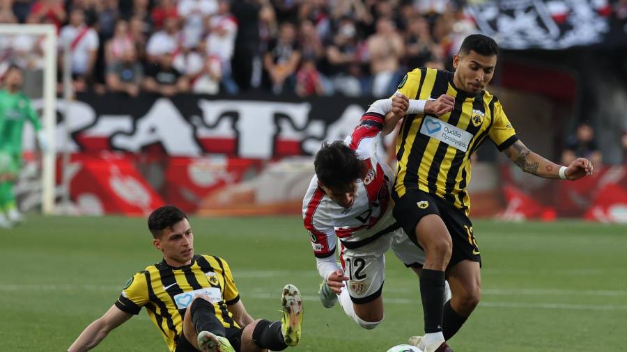 Orbelín Pineda fue titular en Vallecas, pero el AEK Atenas salió golpeado tras caer 3-0 ante el Rayo en la Ida de los Cuartos de Final de la Conference League.