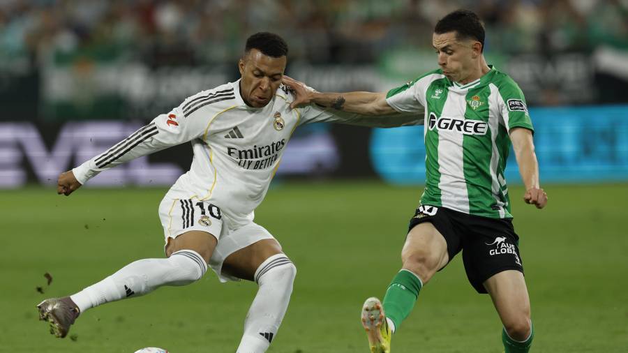 Álvaro Fidalgo fue titular con el Real Betis en el empate agónico ante Real Madrid en La Cartuja.