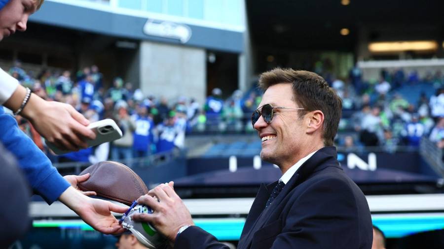 Tom Brady, seis veces campeón con los Patriots, sorprendió al declarar que no apoyará a Nueva Inglaterra en el Super Bowl LX frente a los Seahawks.