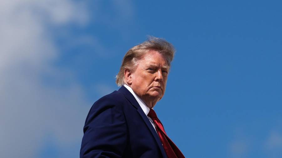 El presidente Donald Trump subiéndose al Air Force One en la Base Aérea Andrews en Maryland el 7 de agosto del 2026.