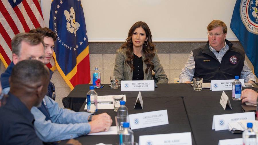 Kristi Noem, secretaria de Seguridad Interna de Estados Unidos, realizó una visita a Eagle Pass para supervisar las acciones de seguridad en la frontera, lo que derivó en el cierre temporal del Puente Internacional Número Uno.