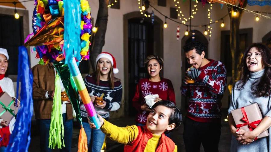 Familias mexicanas participan en el tradicional “pedir posada” durante la temporada navideña.