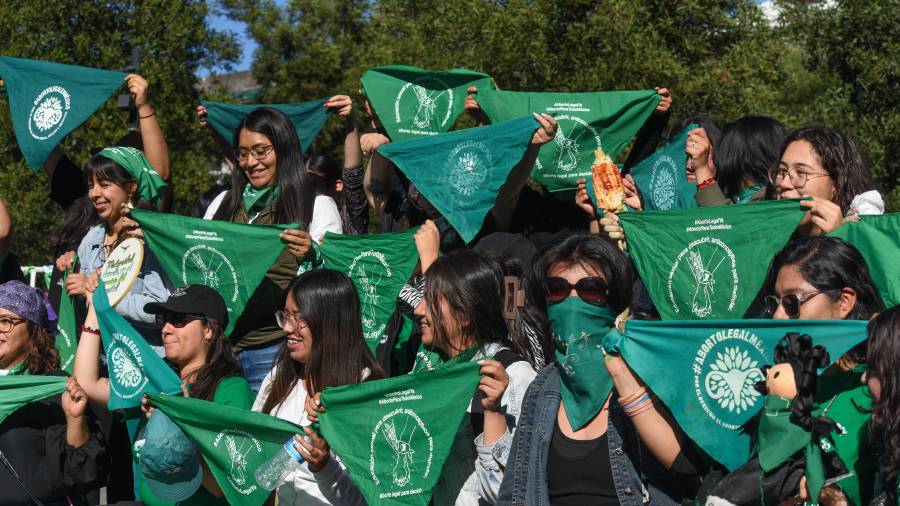 Legisladores de Yucatán y el director jurídico del Congreso fueron sancionados tras incumplir una resolución judicial vinculada al aborto.