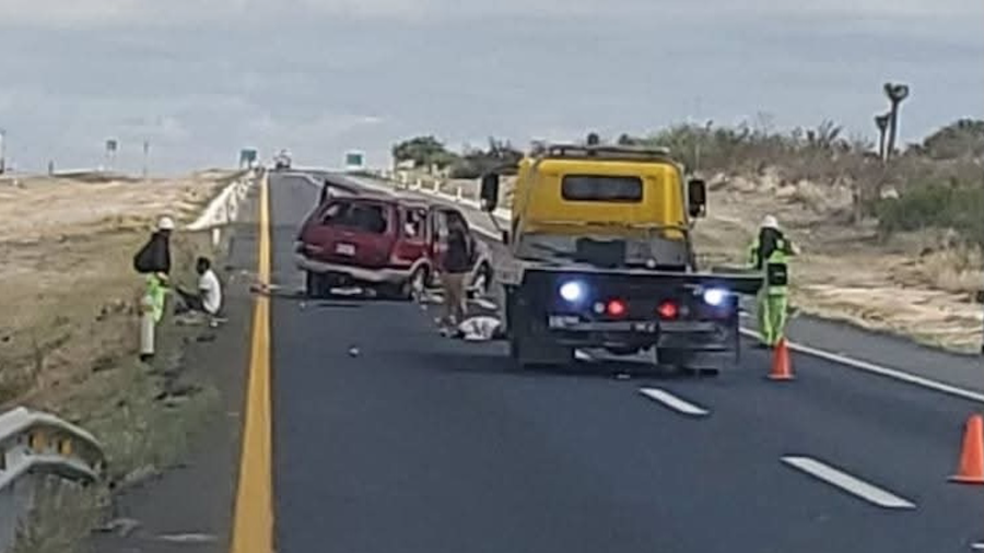 La camioneta en la que viajaban las víctimas salió del camino y dio varias volteretas en un tramo recto de la carretera.
