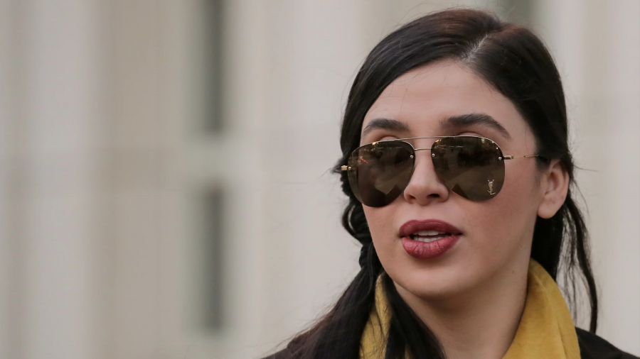 Coronel, esposa del líder del Cártel de Sinaloa y quien cumple cadena perpetua, busca ahora recuperar el tiempo perdido, principalmente con las hijas mellizas que tiene