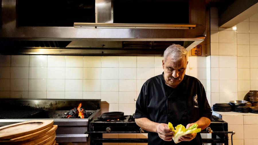 Ubaldo Aguirre trabaja entre brasas y frescura, equilibrando el fuego con la preparación de la ensalada.