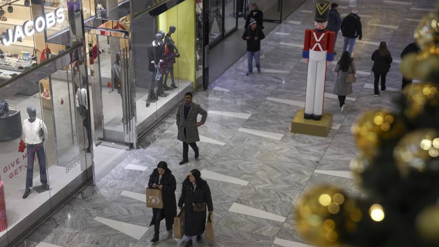 Personas hacen compras durante la temporada navideña en el centro comercial Hudson Yards en Nueva York.