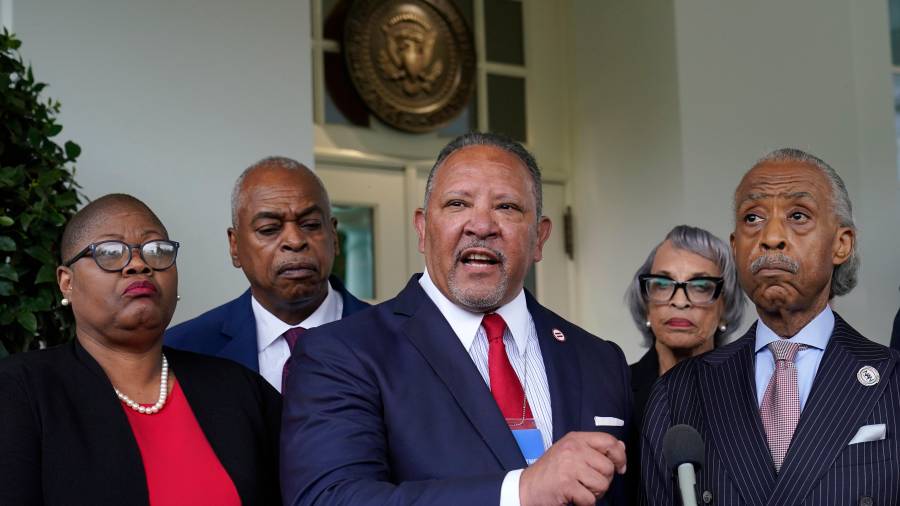 Marc Morial, presidente y director ejecutivo de la Liga Urbana Nacional, habla con periodistas frente al Ala Oeste de la Casa Blanca en Washington, el 8 de julio de 2021, tras una reunión con el presidente Joe Biden.