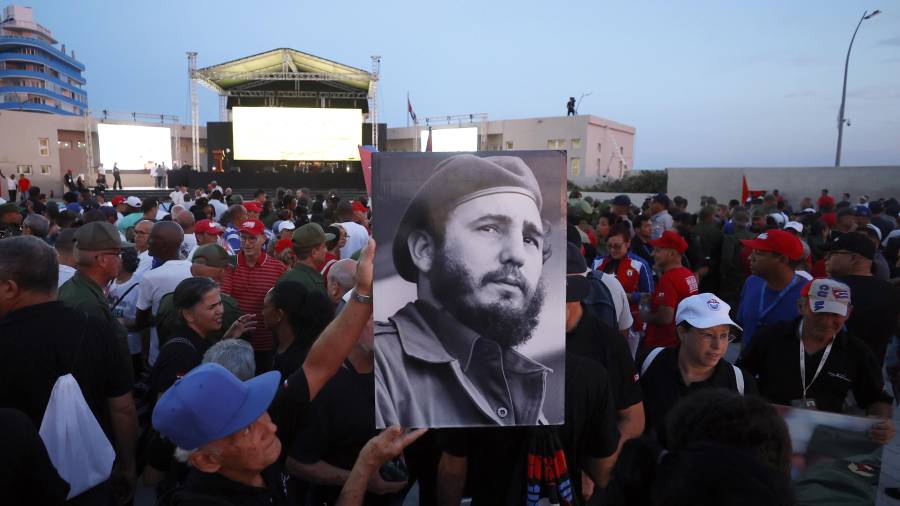 Una persona sostiene una imagen del expresidente de Cuba Fidel Castro durante un evento en apoyo al expresidente Raúl Castro este viernes, en La Habana (Cuba).