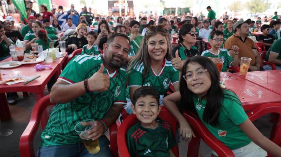 Familias saltillenses se dieron cita en el Fut Fest durante su arranque, que registró una asistencia aproximada de 3 mil personas atraídas por los partidos, actividades recreativas y ambiente mundialista.